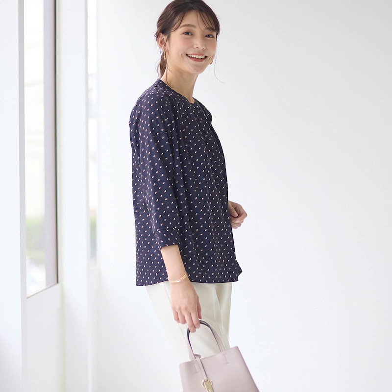 モデル身長170cm／M　ネイビー×キャメル幾何学柄着用