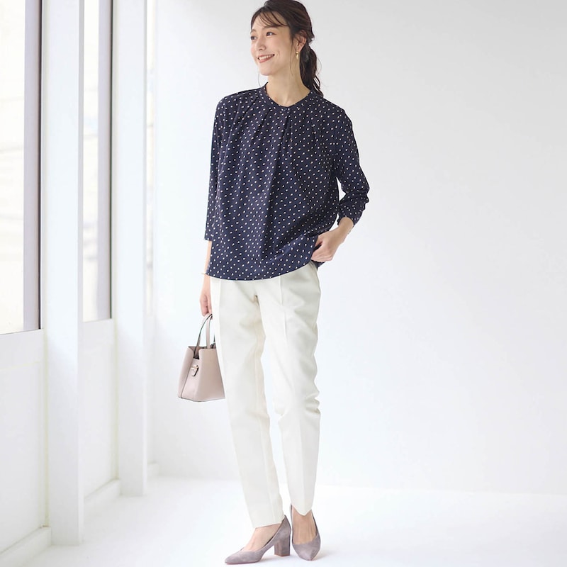 モデル身長170cm／M　ネイビー×キャメル幾何学柄着用