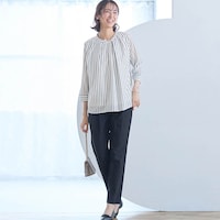 モデル身長169cm／M　オフホワイト×ネイビーストライプ着用