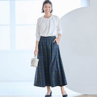 モデル身長168cm／M　オフホワイト着用