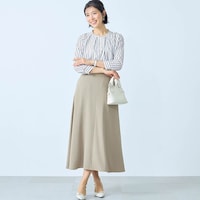モデル身長168cm／M　オフホワイト×ネイビーストライプ着用