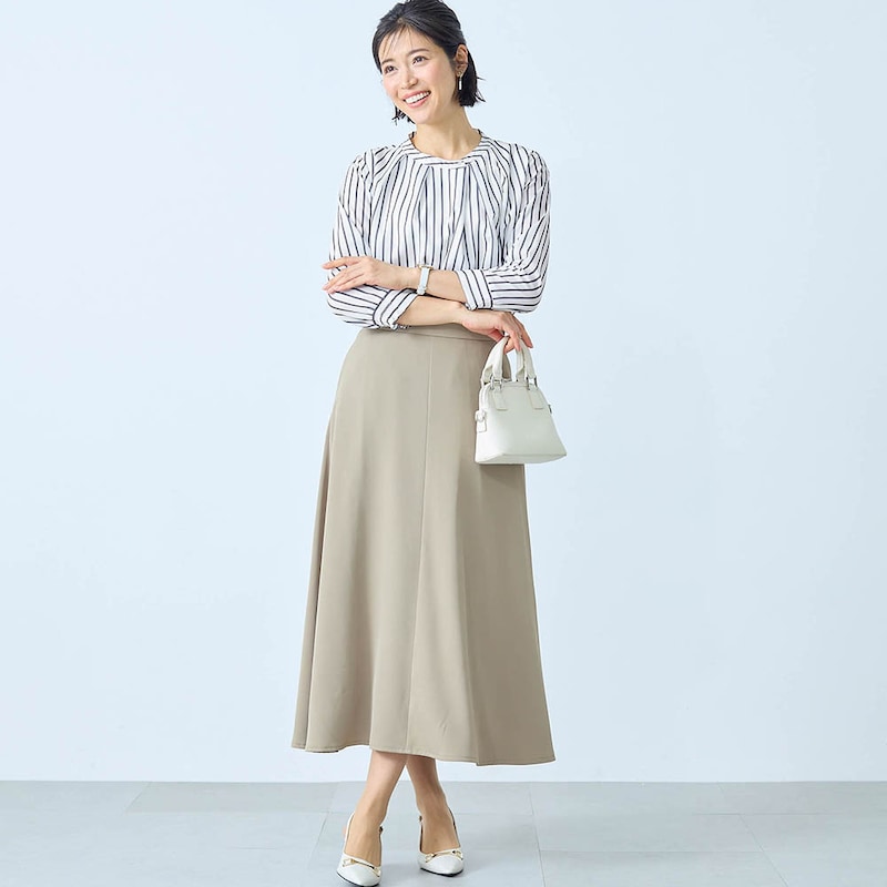 モデル身長168cm／M　オフホワイト×ネイビーストライプ着用