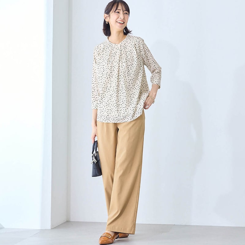 モデル身長169cm／M　アイボリー系幾何学柄着用