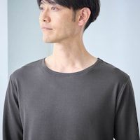 アウターの襟もとから見えてもサマになる、カットソー見えするネックデザイン