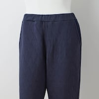 ウエストはゴム仕様でらくちん＆両サイドには便利なポケット付き