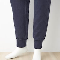 パンツの裾はリブに切り替え、冷気が入りにくい仕様