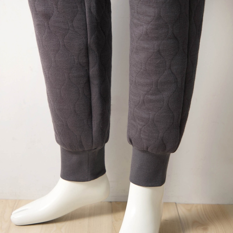 パンツの裾はリブに切り替え、冷気が入りにくい仕様