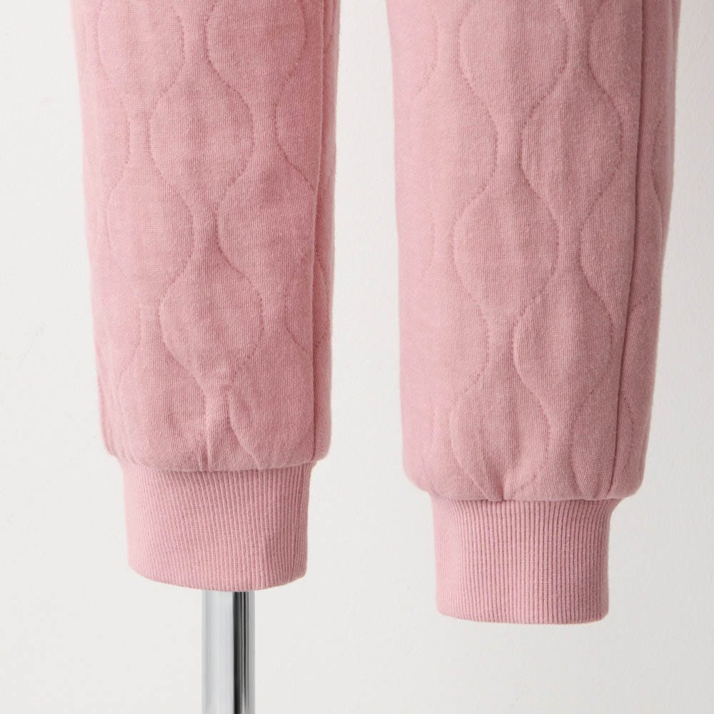 パンツの裾はリブに切り替え、冷気が入りにくい仕様
