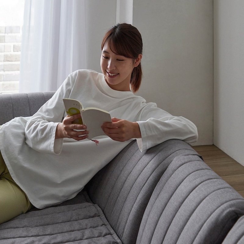 グレー／背もたれは、肘を置くのにちょうどいい高さ