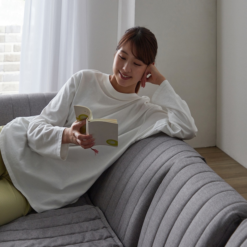 グレー／背もたれは、肘を置くのにちょうどいい高さ