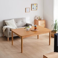 ナチュラル・幅120cm／継ぎ脚15cmを使用。ソファーに座ってPC作業もしやすい