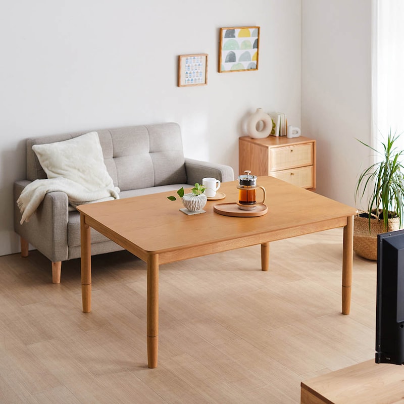 ナチュラル・幅120cm／継ぎ脚15cmを使用。ソファーに座ってPC作業もしやすい