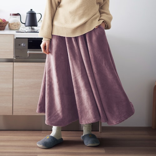 やわらかな着心地で足腰を包む毛布スカート