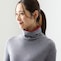首まわりがチクチクしないよう、ネックの内側は綿100％