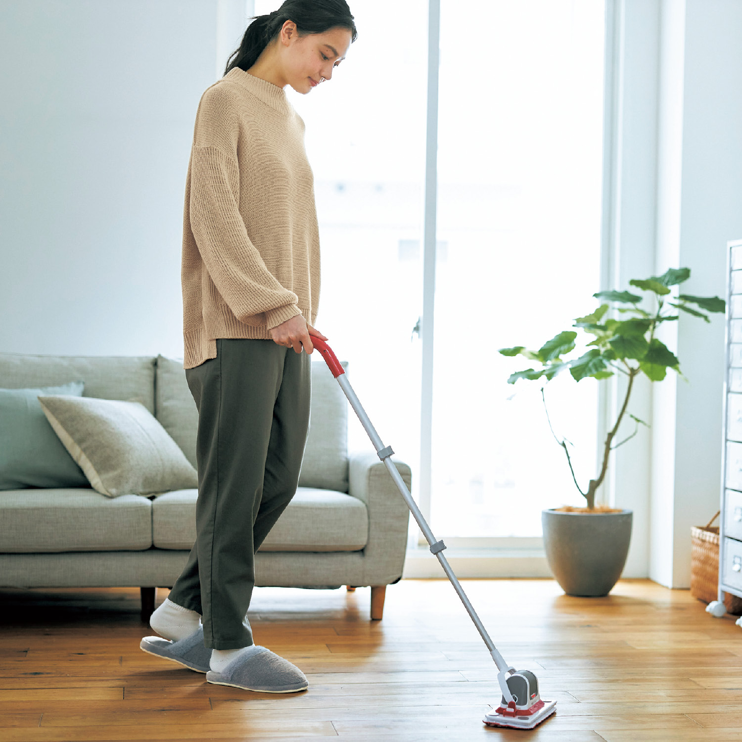 【ベルメゾン】振動で汚れを落とすコードレス電動モップ