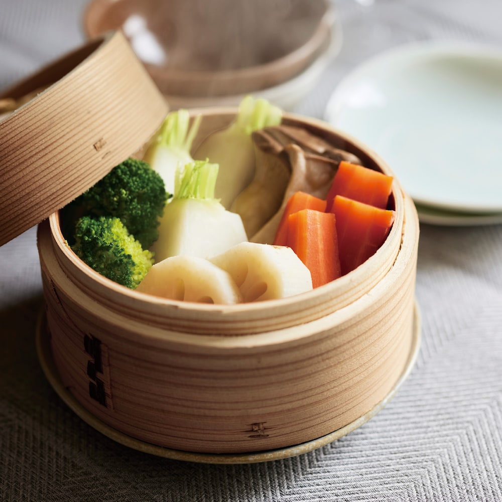 軽くて丈夫な天然の竹と柳杉で作った、蓋つき二段のせいろ。蒸し野菜に蒸し魚、肉まんやシュウマイもふっくらしっとり仕上がります。そのまま食卓に出して蓋を開ければ、ほんのり香る竹の香りと立ちのぼる湯気に歓声