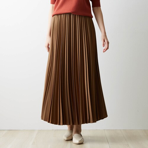 【11月22日より特別価格】 マットな艶感のプリーツスカート
