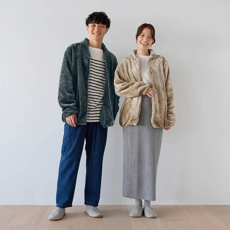 左）チャコール／モデル身長176cm・サイズL、右）ベージュ／モデル身長166cm・サイズM