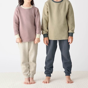 左）モデル身長114.5cm・110サイズ着用、右）モデル身長125cm・130サイズ着用
