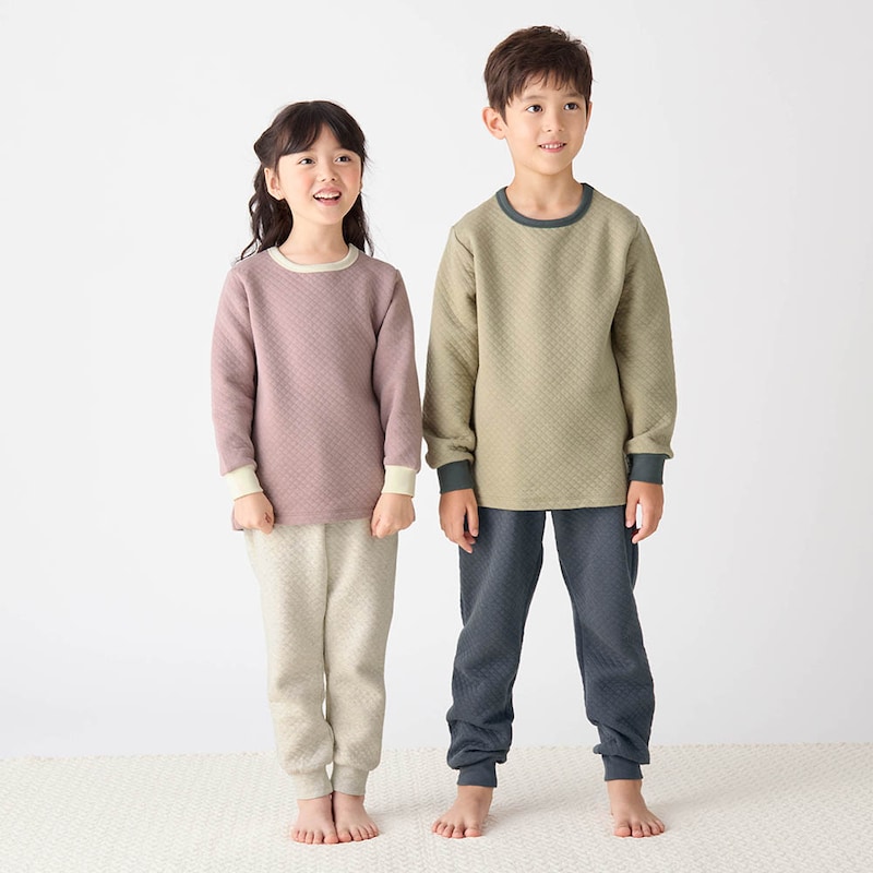 左）モデル身長114.5cm・110サイズ着用、右）モデル身長125cm・130サイズ着用