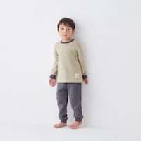 カーキベージュ×チャコール／モデル身長105cm・110サイズ着用