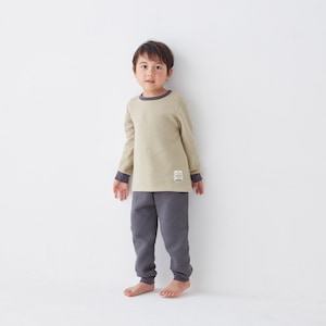 カーキベージュ×チャコール／モデル身長105cm・110サイズ着用