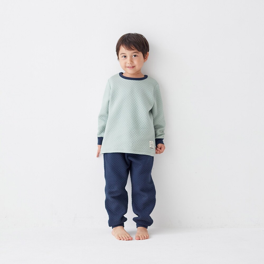 スモークグリーン×ネイビー／モデル身長105cm・110サイズ着用