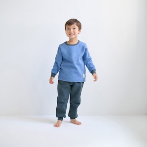 グレイッシュブルー×チャコール／モデル身長109cm・110サイズ着用