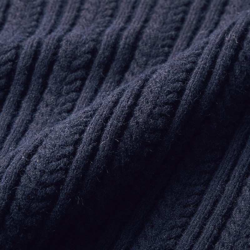 ニットベストは細めのケーブル編み