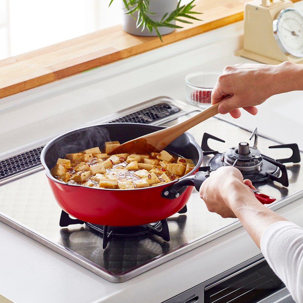 汎用度の高い深型タイプのフライパンですゆでる、煮る、焼く、炒めるなど、さまざまな料理に大活躍!金属ヘラ耐摩耗試験を30万回クリアし、抜群の耐久性を実現しました抗菌加工幅広で注ぎやすい両口付き