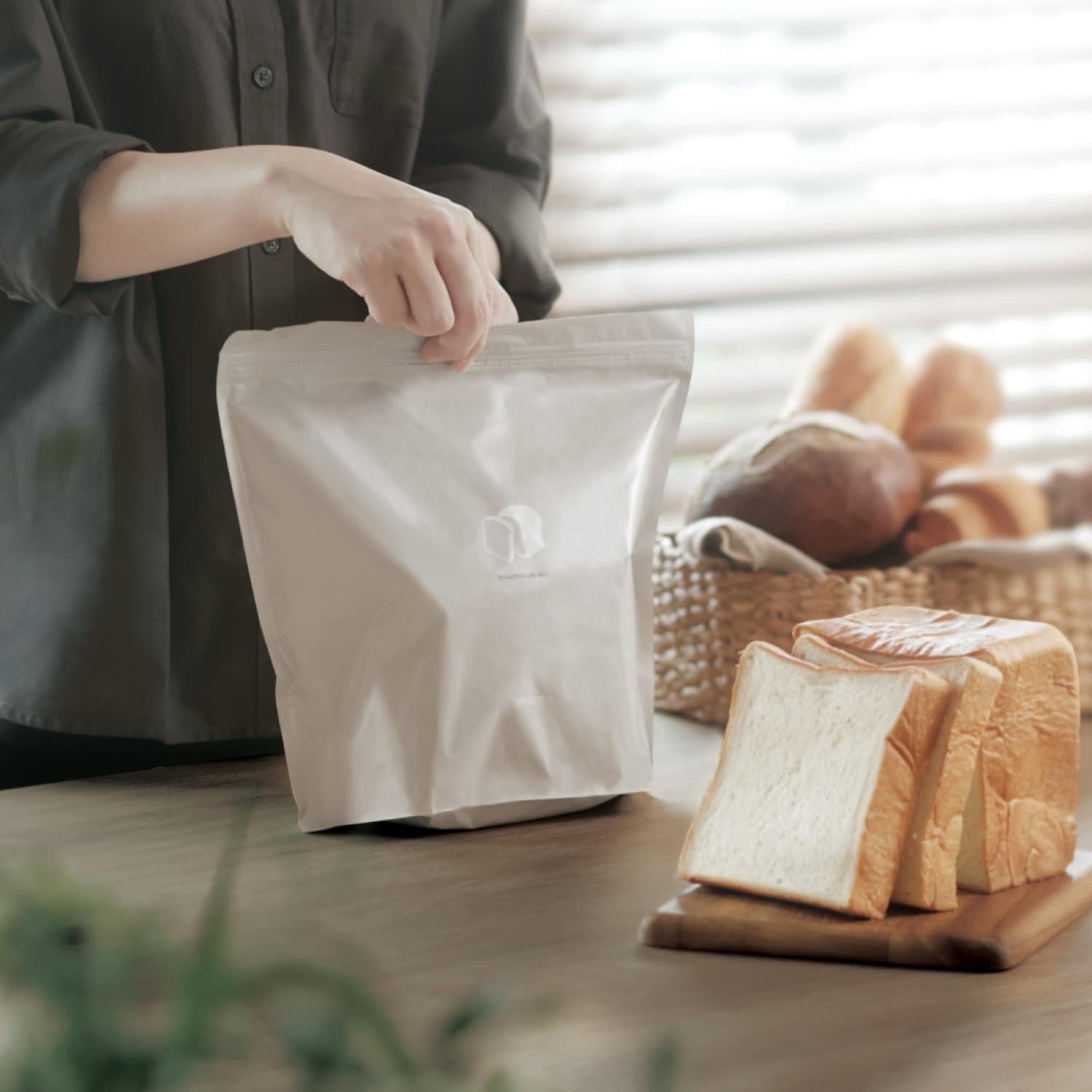 【マーナ/MARNA】1斤まるごと入る食パンの冷凍保存袋画像