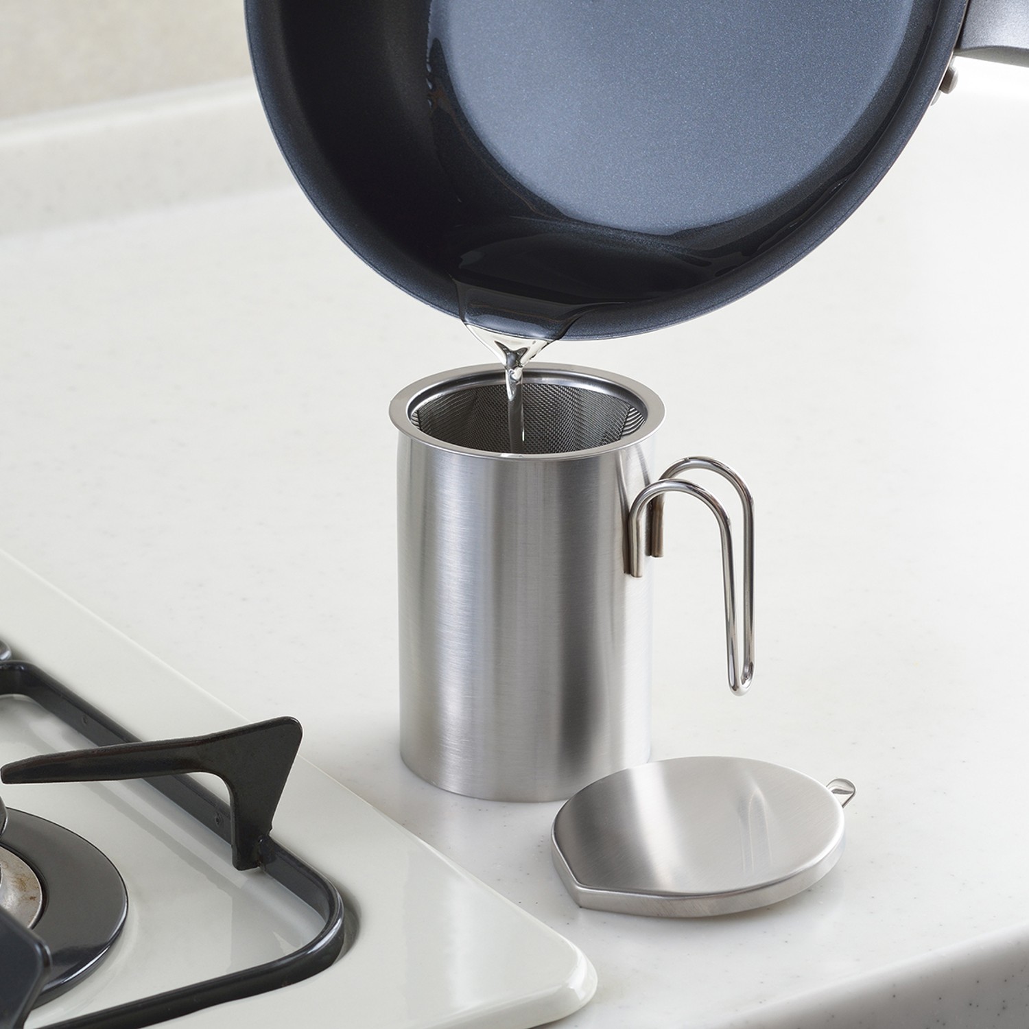 【アンド/and】小ぶりなステンレス製ミニオイルポット[日本製] 【余った油などの一時置きや鉄フライパンの油ならし後の油入れに】