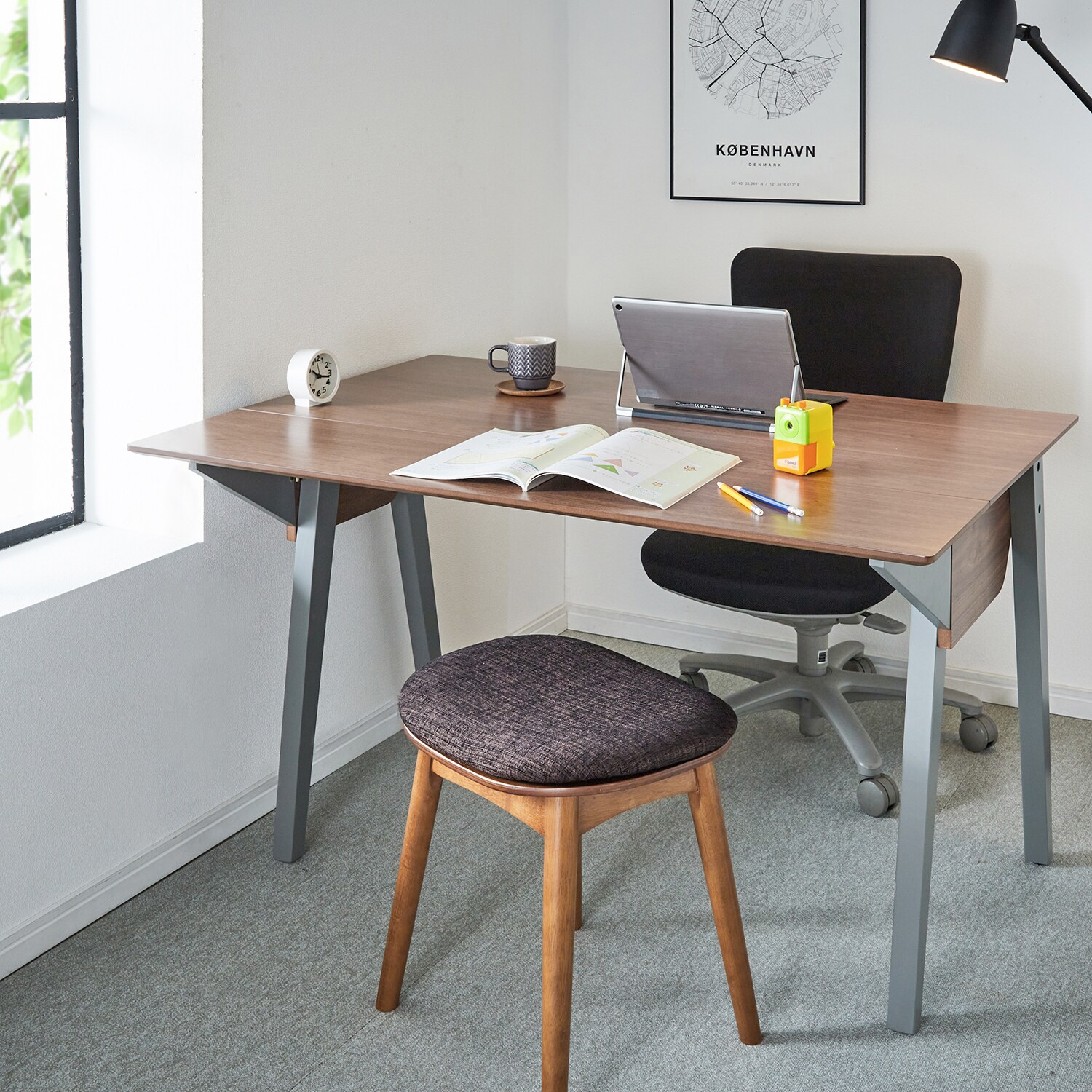 ダイニングとしても使える！バタフライ天板のグレイッシュパソコン