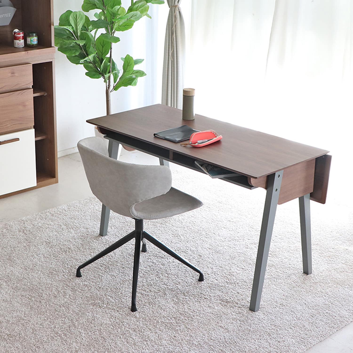 ダイニングとしても使える！バタフライ天板のグレイッシュパソコン