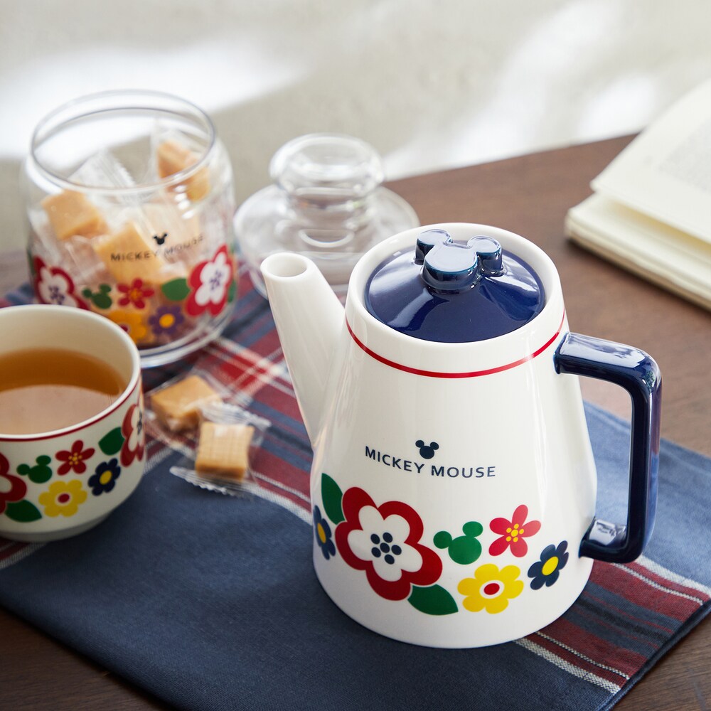 レトロなお花デザインがかわいいティーポットモダンな色味やミッキーモチーフが、お茶の時間を華やかに演出してくれます茶こし付きシリーズのマグカップと揃えるのがオススメ