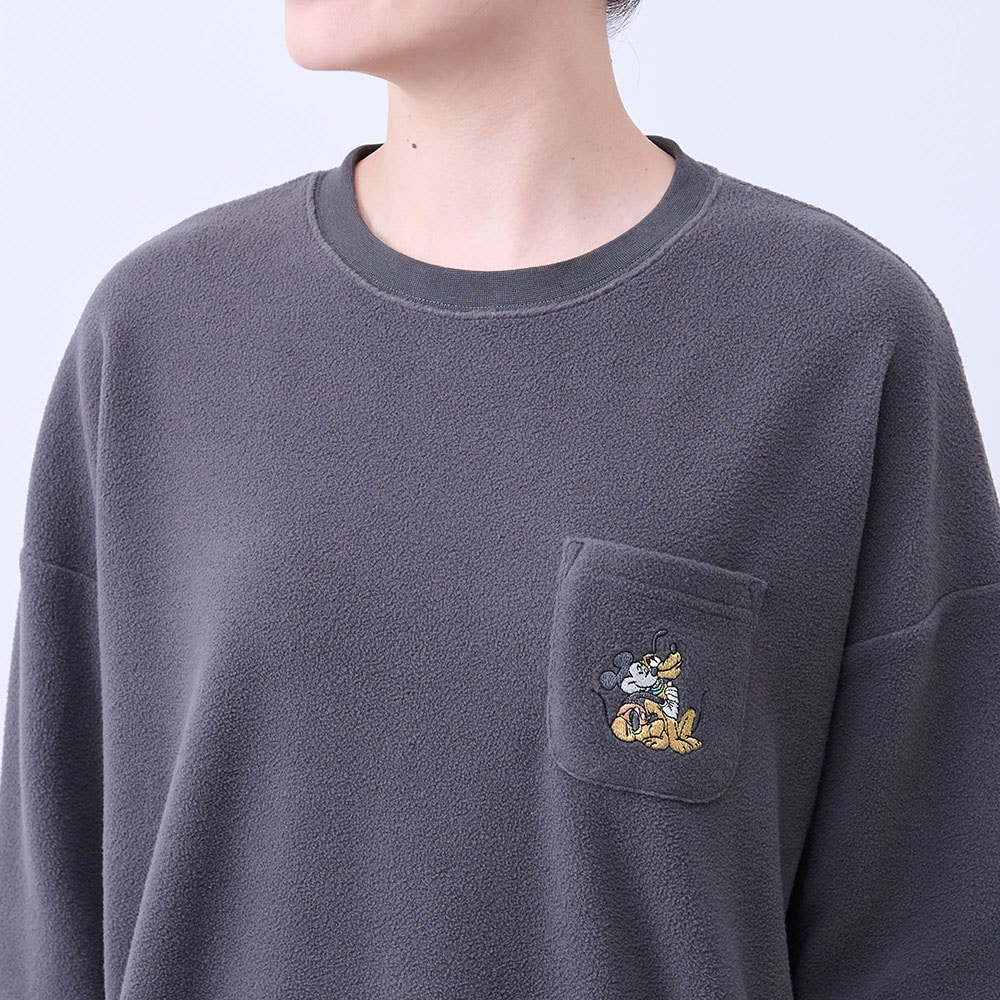 胸ポケットにキャラクターの刺繍入り