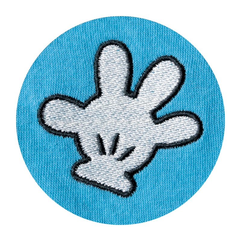 左胸ポケットの刺繍アップ（ミッキー＆フレンズ（チェック））