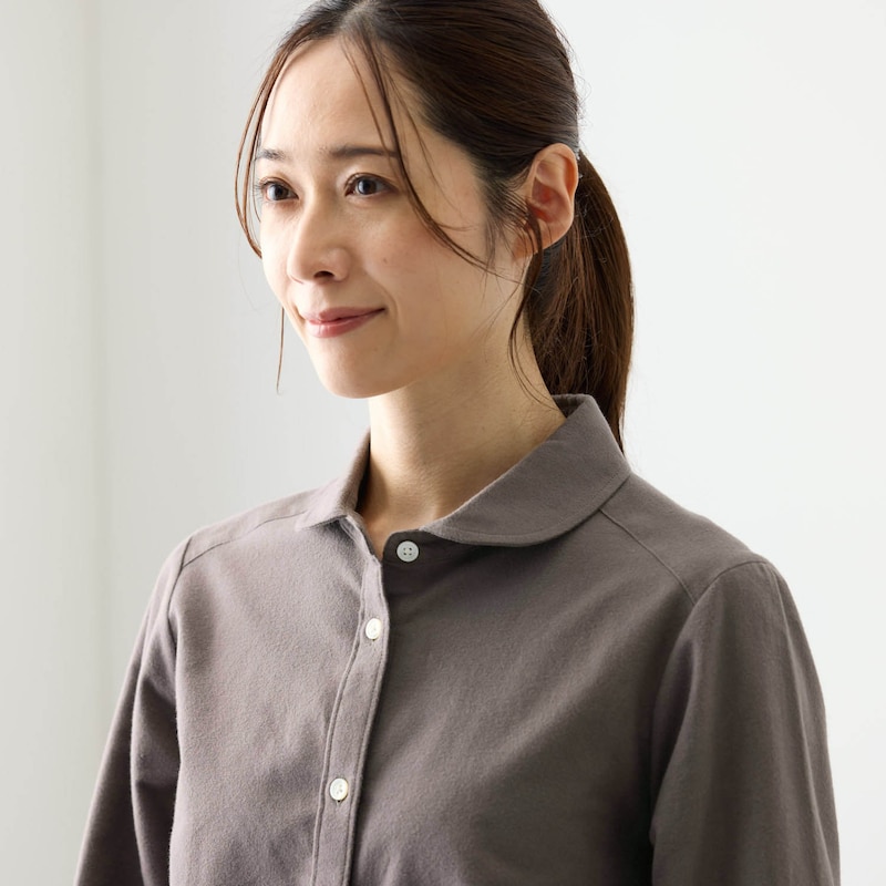 襟元のあきすぎを防ぐボタン位置もこだわり