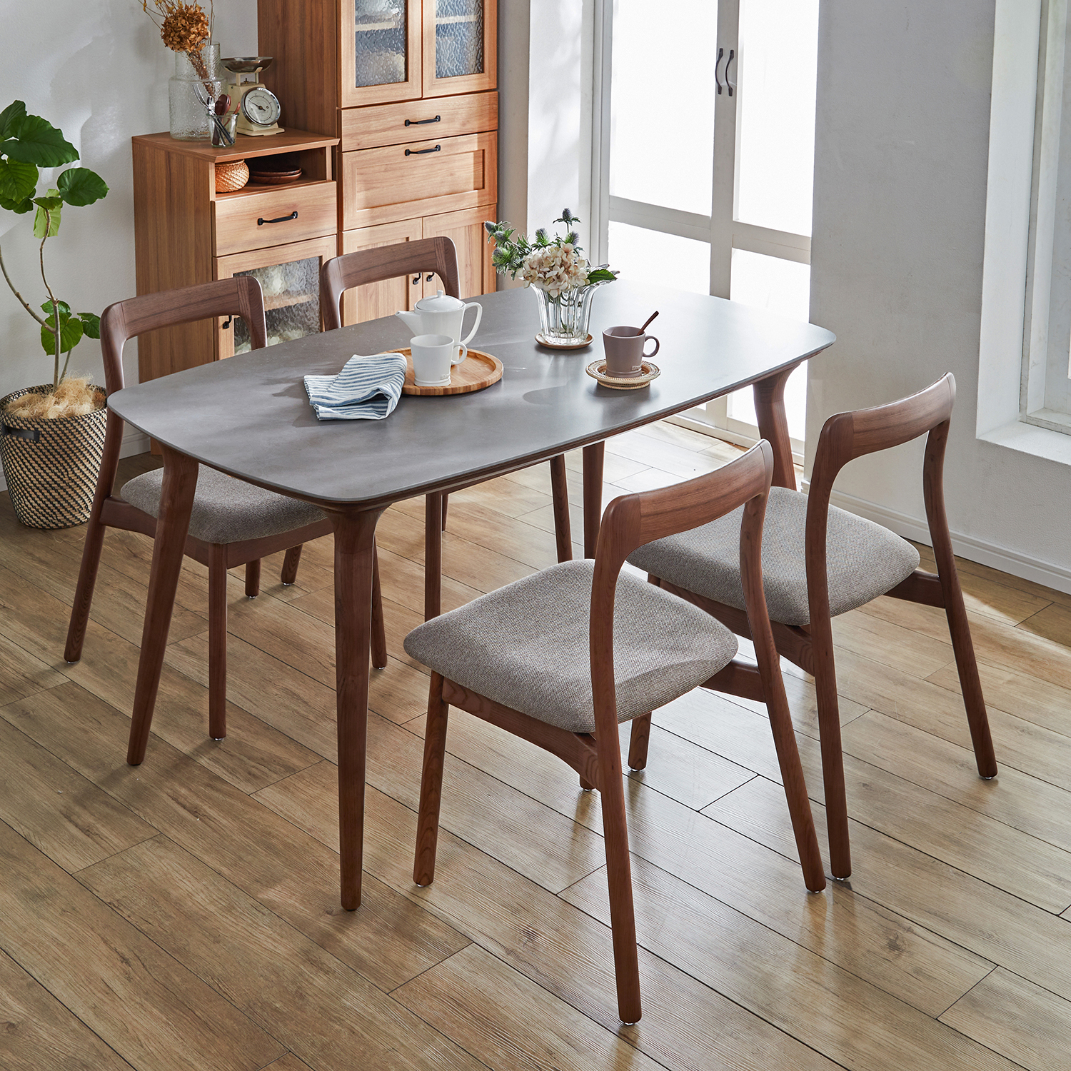 【ベルメゾン】やさしい丸みのセラミック天板ダイニングテーブル