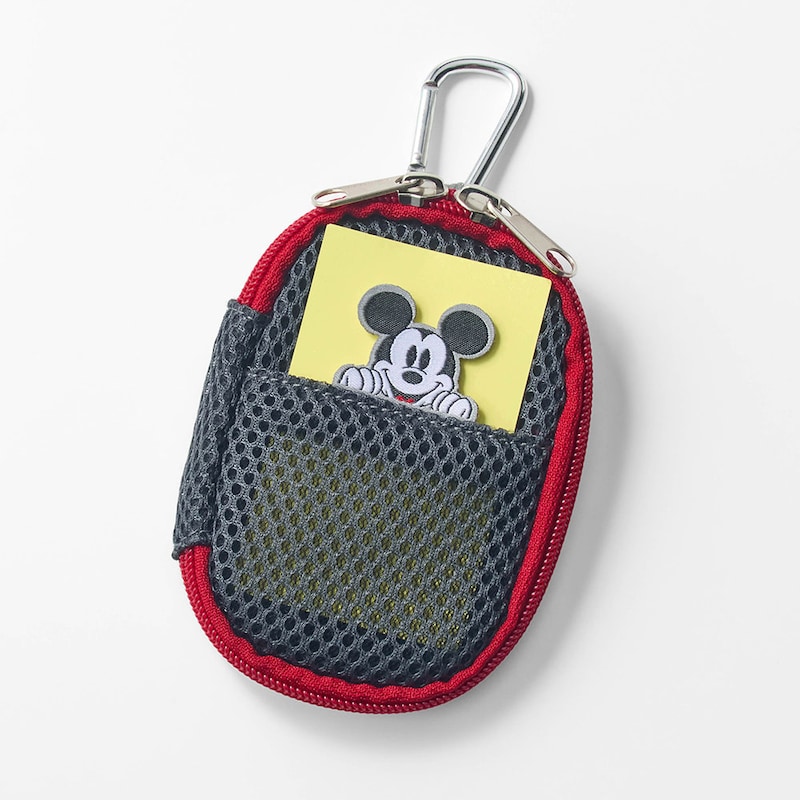 外ポケットに駐車券などが入れられます