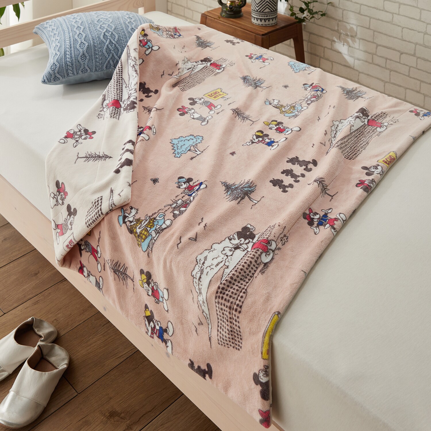 2枚合わせのリバーシブル毛布「ミッキー＆フレンズ」(ディズニー