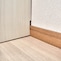 巾木をよけて壁にピタッと設置できます