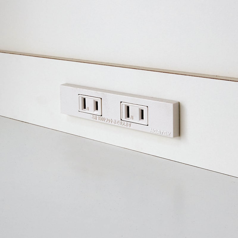 オープン棚と家電収納部にそれぞれコンセント付き