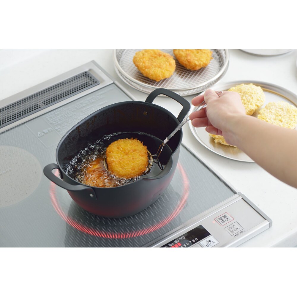 小ぶりながら深さがあるので調理時の油ハネも側面がガードし飛び散りを防ぎます