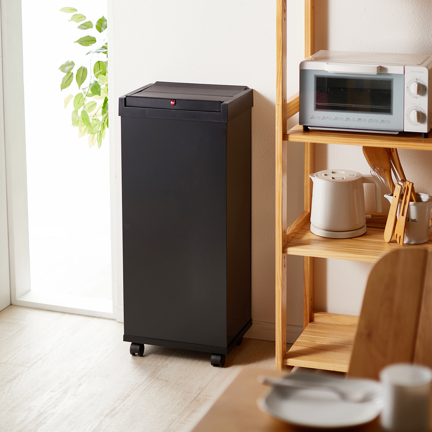 【ハイロ/Hailo】軽い力で開閉できるフタ付きダストボックス 【キッチンゴミ箱】