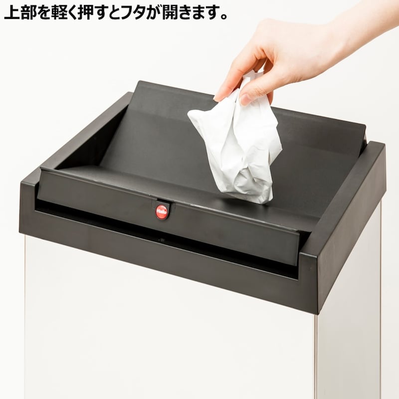 蓋は指先で軽く触れる程度の僅かな力でスムーズに開きます