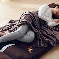 ブランケットはなめらかな肌触りで気持ちいい