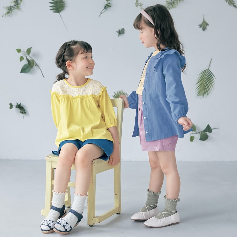左)モデル身長114cm・110サイズ着用、右)モデル身長109cm・110サイズ着用