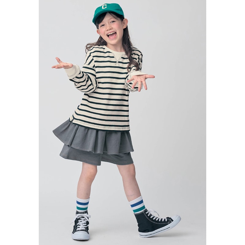 オフホワイト×ブラックボーダー／モデル身長128.5cm・サイズ130