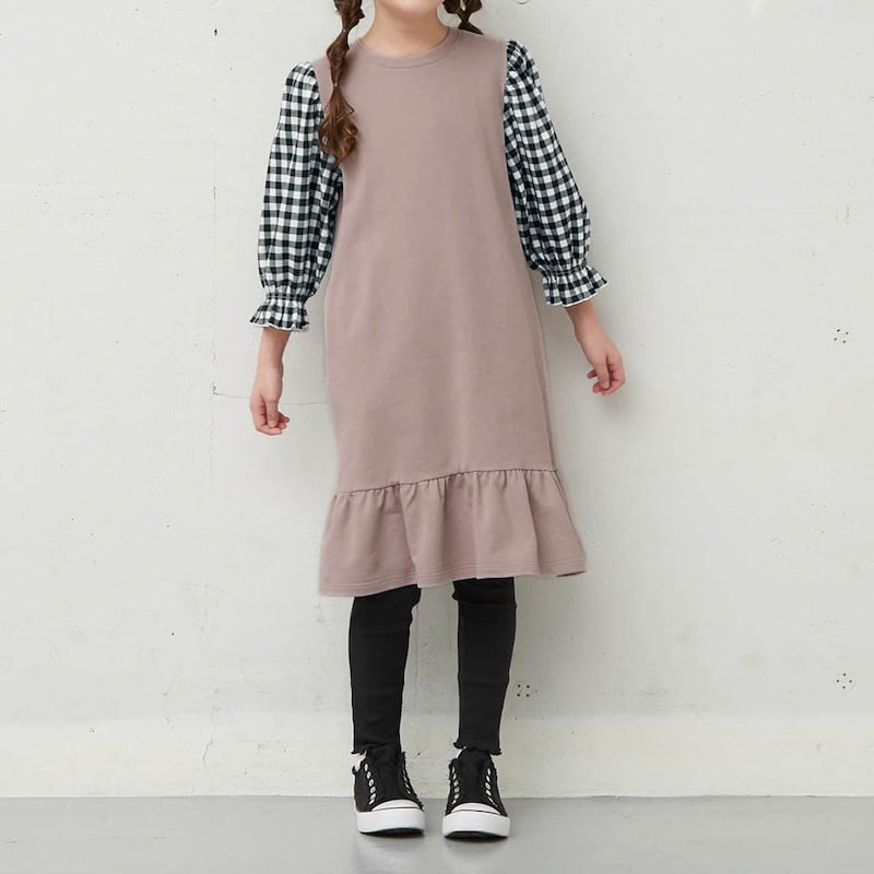 ピンクグレージュ／モデル身長132cm・130サイズ着用